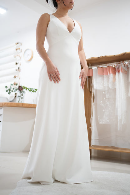 V-NECK DRESS WITH TRIANGULAR OPEN BACK