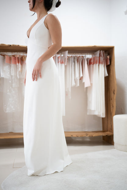 V-NECK DRESS WITH TRIANGULAR OPEN BACK