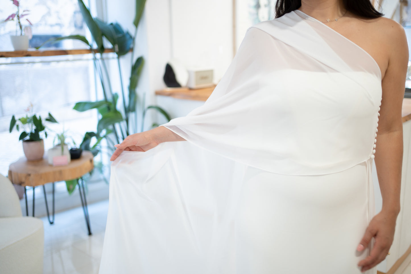 AIRIS | ONE SHOULDER W/ SCARF